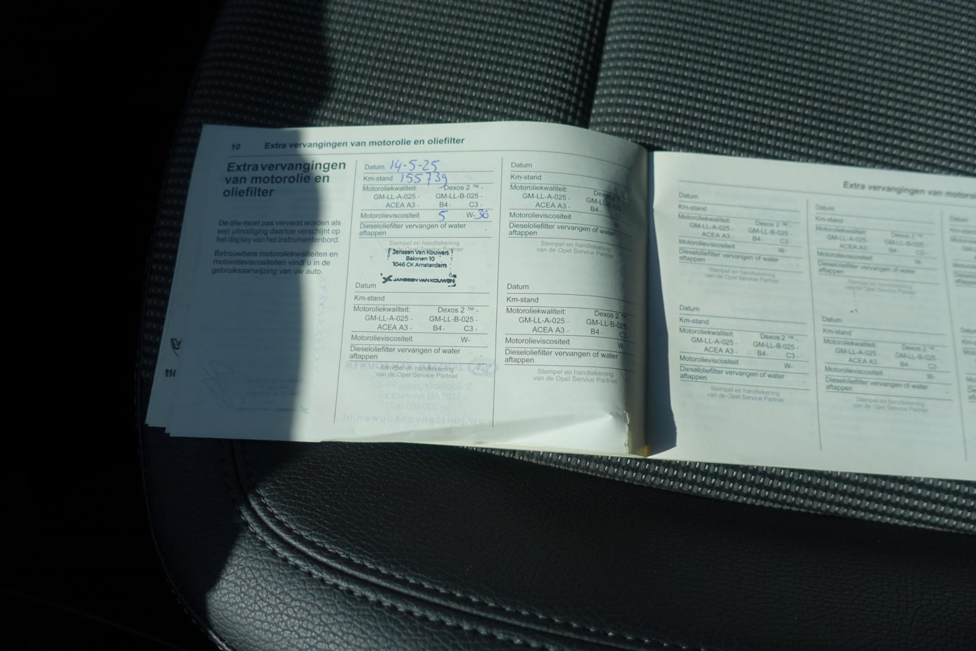 47743319-25.jpg