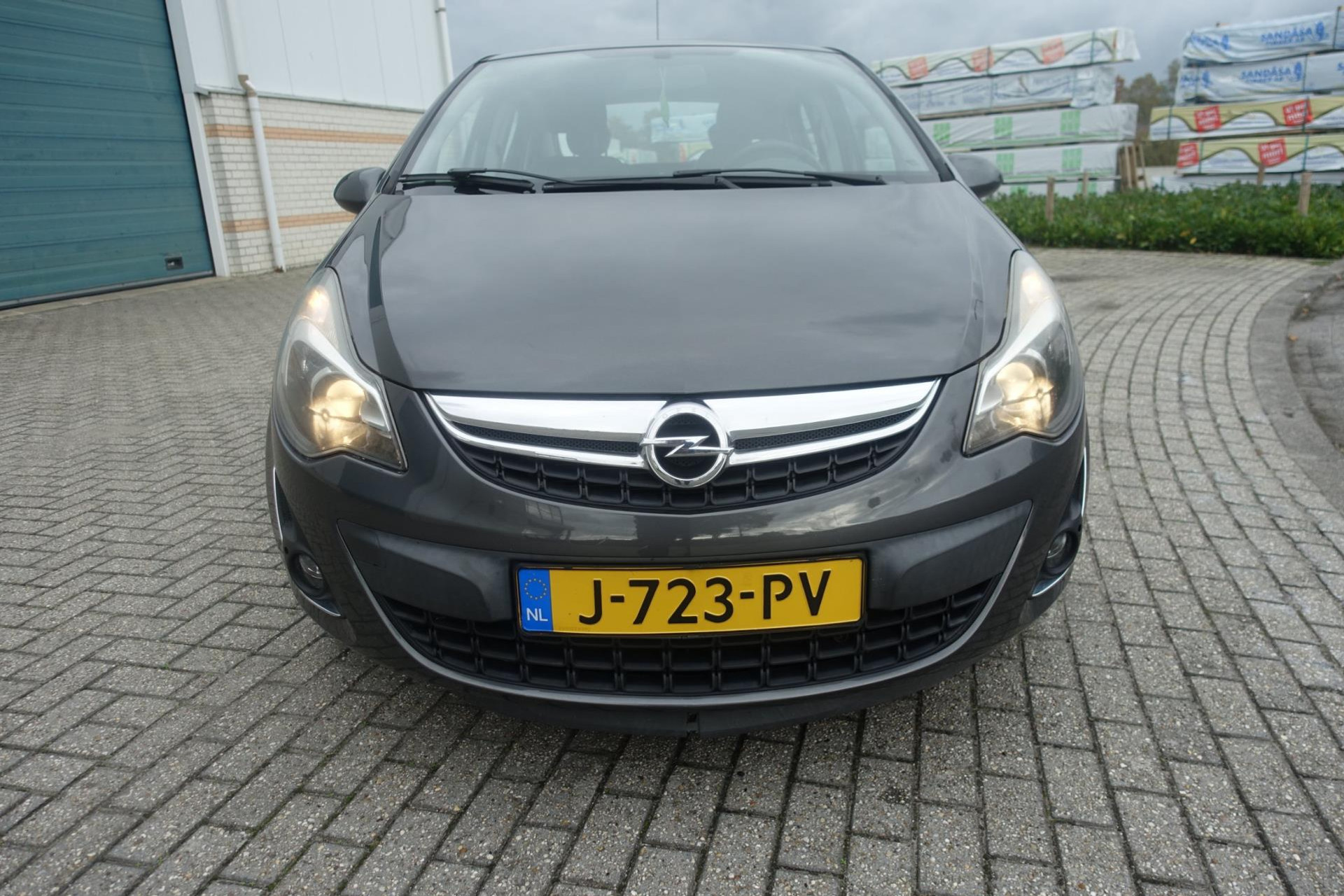 48497834-1.jpg