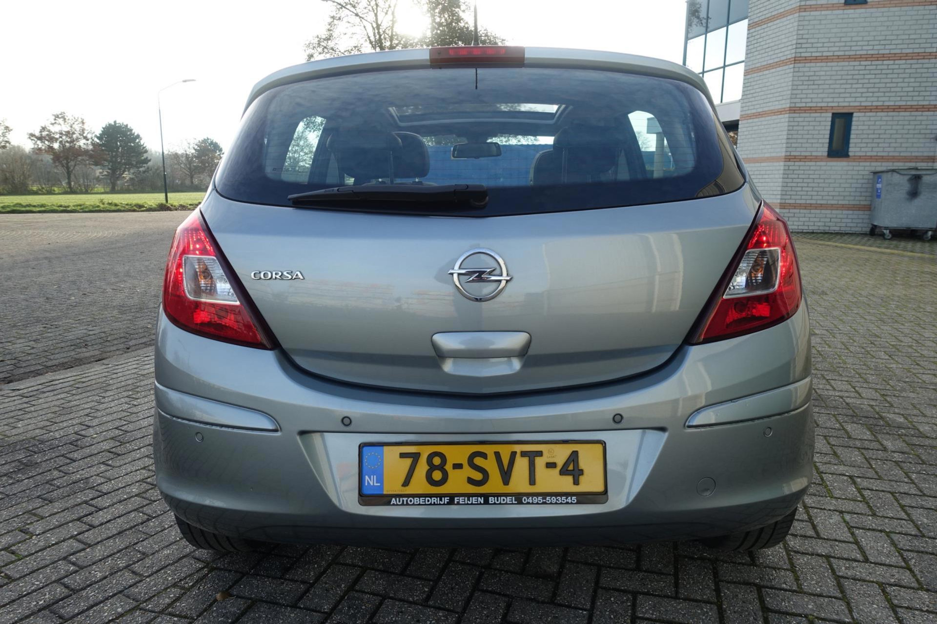 48597248-6.jpg